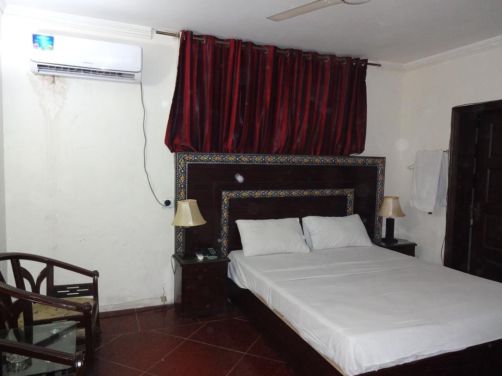 Safari Hotel Upper Mall ลาฮอร์ ภายนอก รูปภาพ